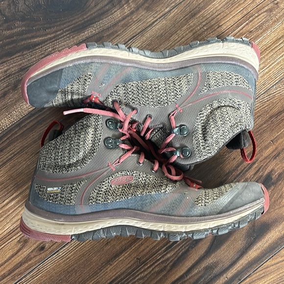 Keen Waterproof Boots - size 9 - Picture 4 of 7